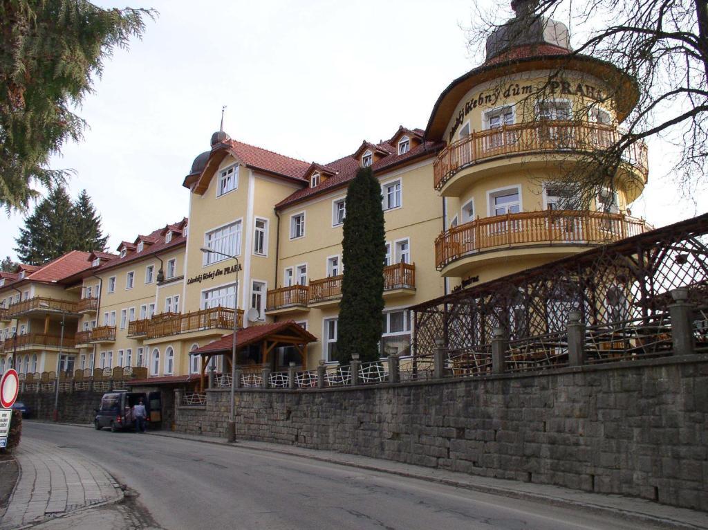 Отель Lazensky Lecebny Dum Praha Лугачовице Экстерьер фото
